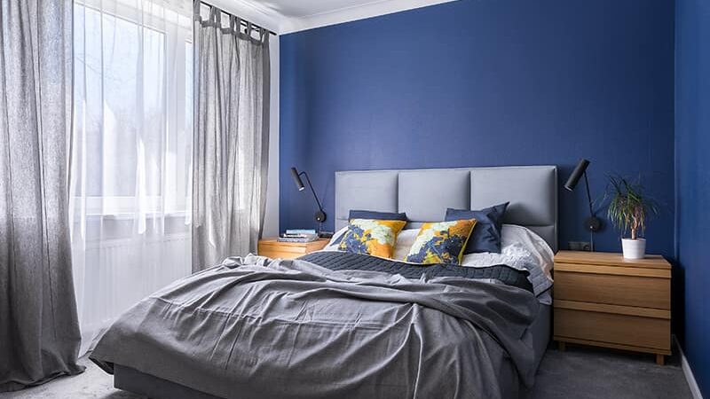 Les rideaux pour une chambre bleue canard